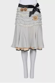 Skirt with frills decorated with brooches