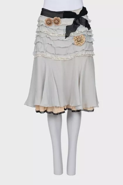 Skirt with frills decorated with brooches