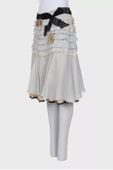 Skirt with frills decorated with brooches