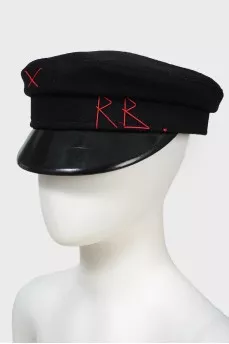 Кепка с вышитым красным логотипом