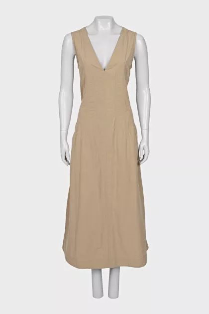 Fitted dress with a zipper at the back
