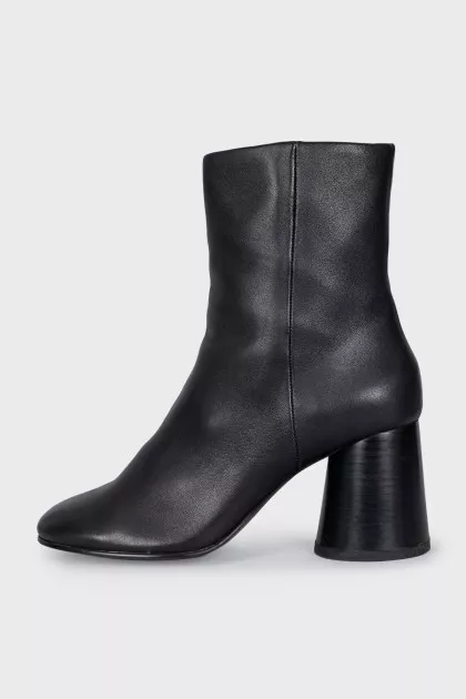 Wide toe ankle boots