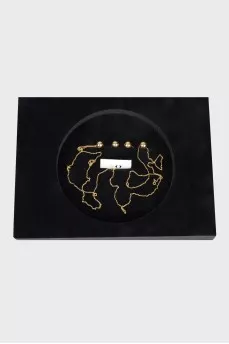 Earrings in the form of a chain with a tag
