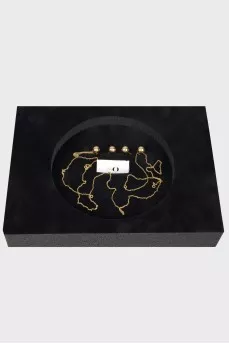 Earrings in the form of a chain with a tag