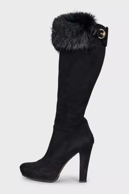 Suede boots decorated with fur