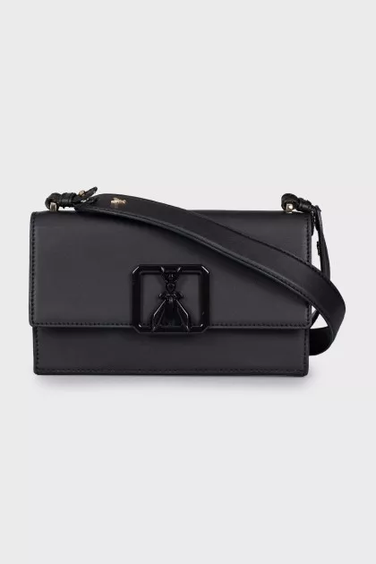 Leather bag with branded logo on the clasp