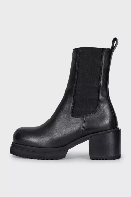 Leather boots with thick soles
