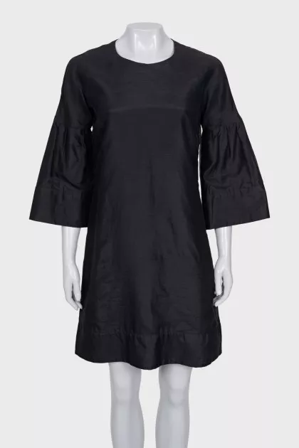 Straight dress with a round neckline