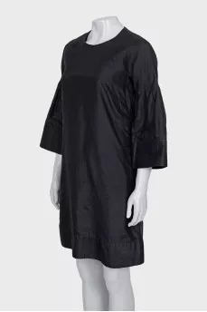 Straight dress with a round neckline