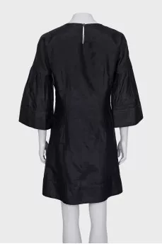 Straight dress with a round neckline