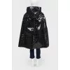 Raincoat in white peas with a hood with a tag