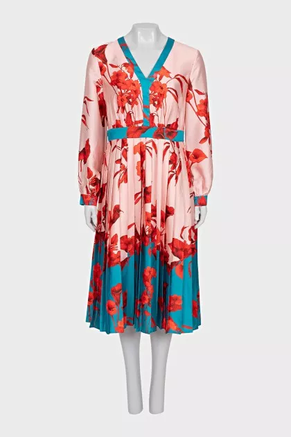Pleated dress with tag