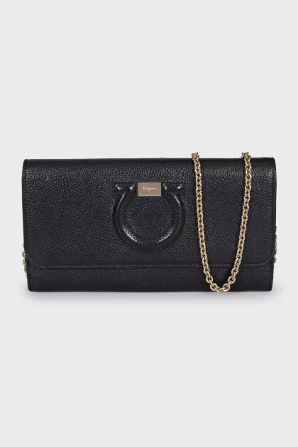 Leather crossbody bag with gold chain