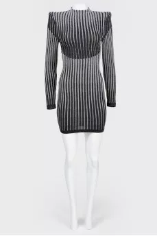 A tight-fitting-dress with a tag shoulders