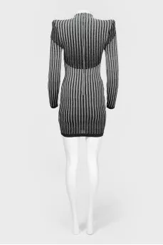 A tight-fitting-dress with a tag shoulders