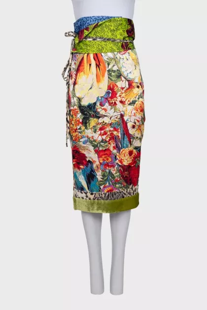 Silk skirt with a bright print and a belt
