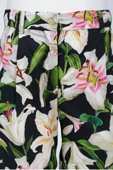 Baby trousers with a fastener and pockets with a tag