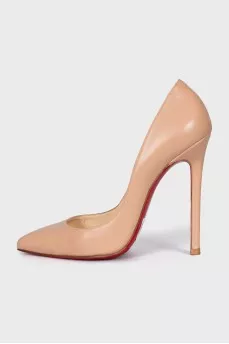 Kate's beige shoes