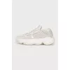 Кросівки білого кольору Yeezy 500