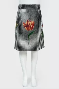Children's skirt with a floral application with a tag