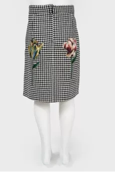 Children's skirt with a floral application with a tag