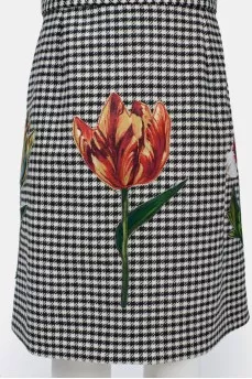 Children's skirt with a floral application with a tag