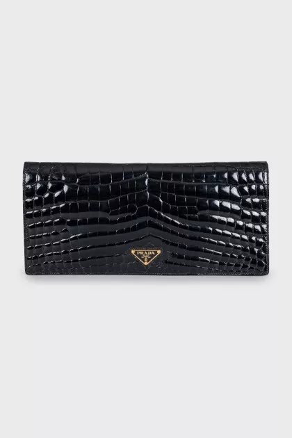 Leather clutch with magnetic clasp
