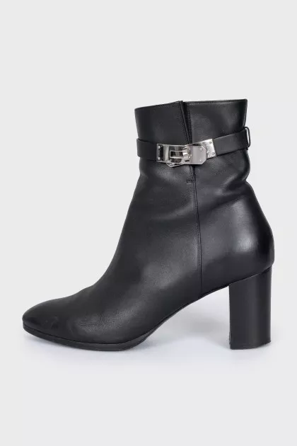 Leather ankle boots with a stable heel