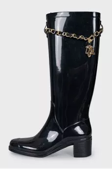 Rubber boots with chain
