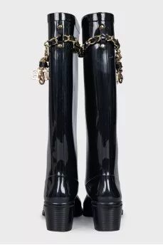 Rubber boots with chain