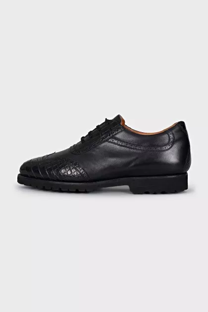 Men's leather shoes with perforations and laces
