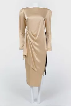 Direct dress with a skirt on the smell