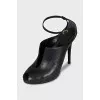 Leather V-neck shoes