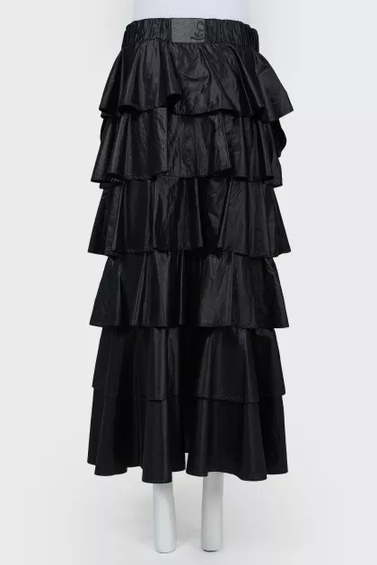 Multi -tier straight skirt in the floor