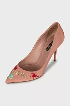 Textile pumps with embroidery