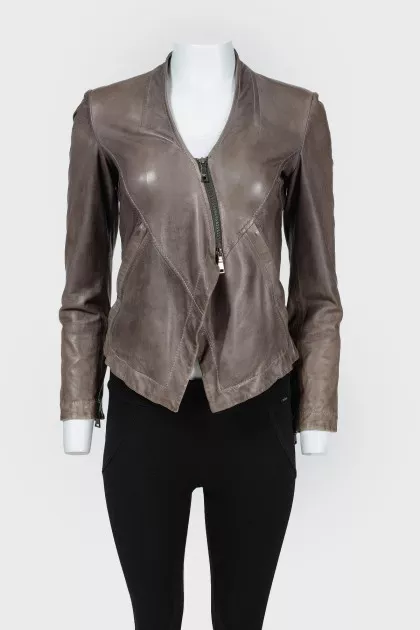 A fitted shortened zipper jacket