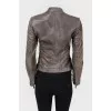 A fitted shortened zipper jacket