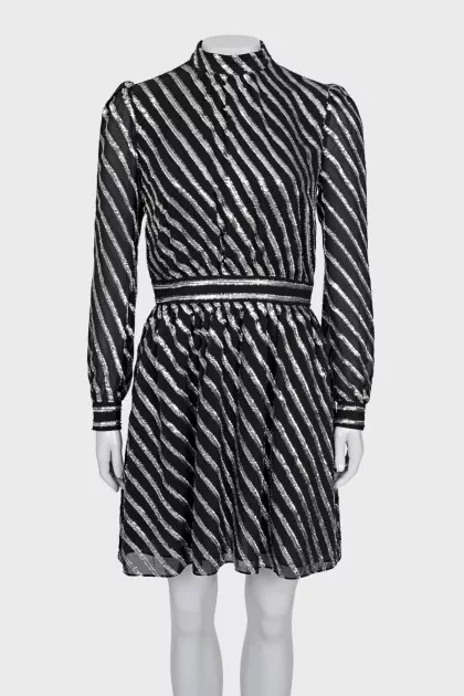 Приталенное платье с серебристым декором