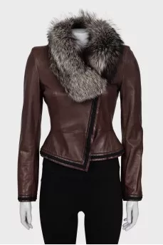 Fitted leather jacket with fur collar