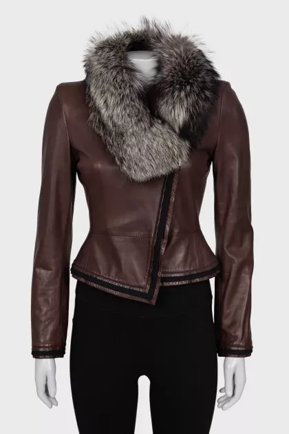 Fitted leather jacket with fur collar