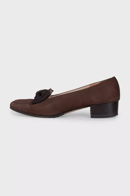 Brown shoes with a bow