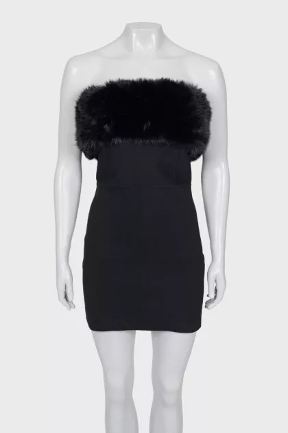 Sleeveless dress decorated with fur