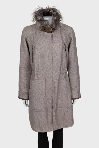 Fitted coat with a detachable collar