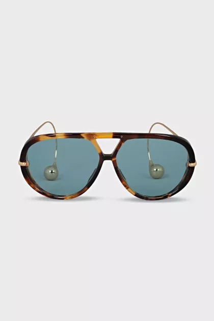 Sunglasses with gold-colored shaped temples