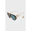 Sunglasses with gold-colored shaped temples