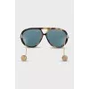 Sunglasses with gold-colored shaped temples