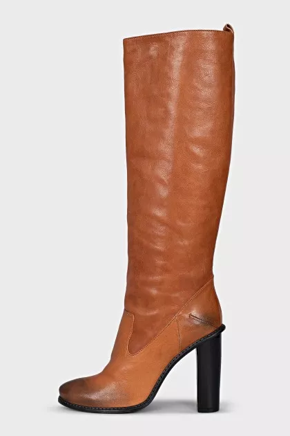 Gradient leather boots