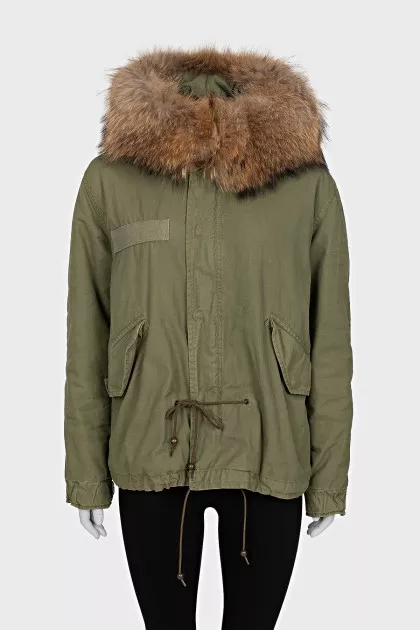 Parka with pockets decorated with fur