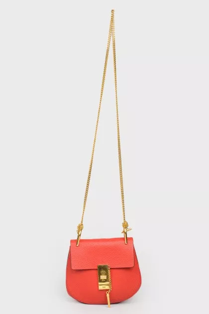 Bag on a chain with a swivel lock