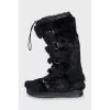 Insulated boots decorated with fur